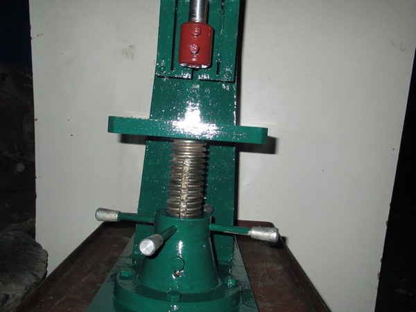 пресс настольный пневматический , предназначен для операций холодной штамповки: вырубки, пробивки, гибки, неглубокой вытяжки , опрессовки зажимов , скоб и наконечников на проводах , таблетпресс , таблетирование ,  Габаритный размер 730х530х230 мм